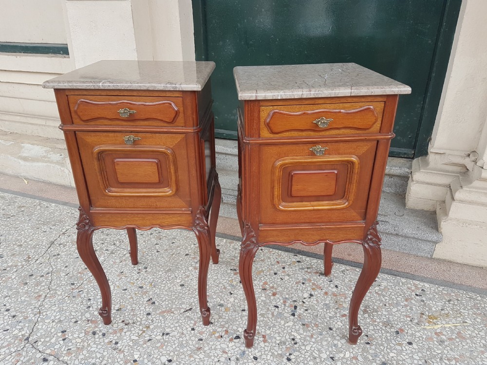 PAIR OF BEDSIDE CABINETS 
