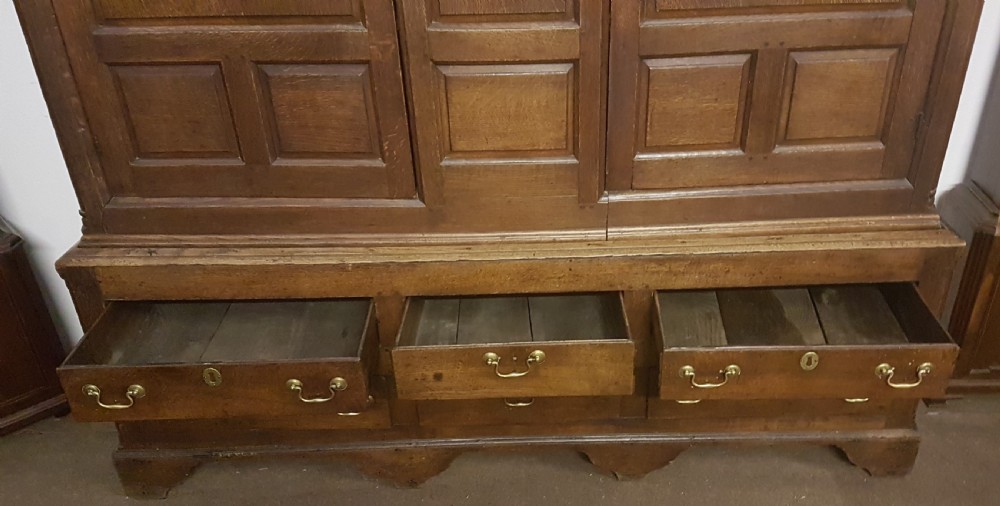 18 TH CENTURY OAK HOUSEKEEPERS CUPBOARD  View II