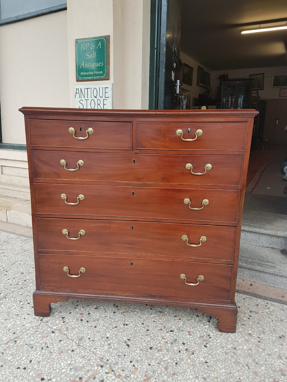 ANTIQUE CHEST OF DRAWERS