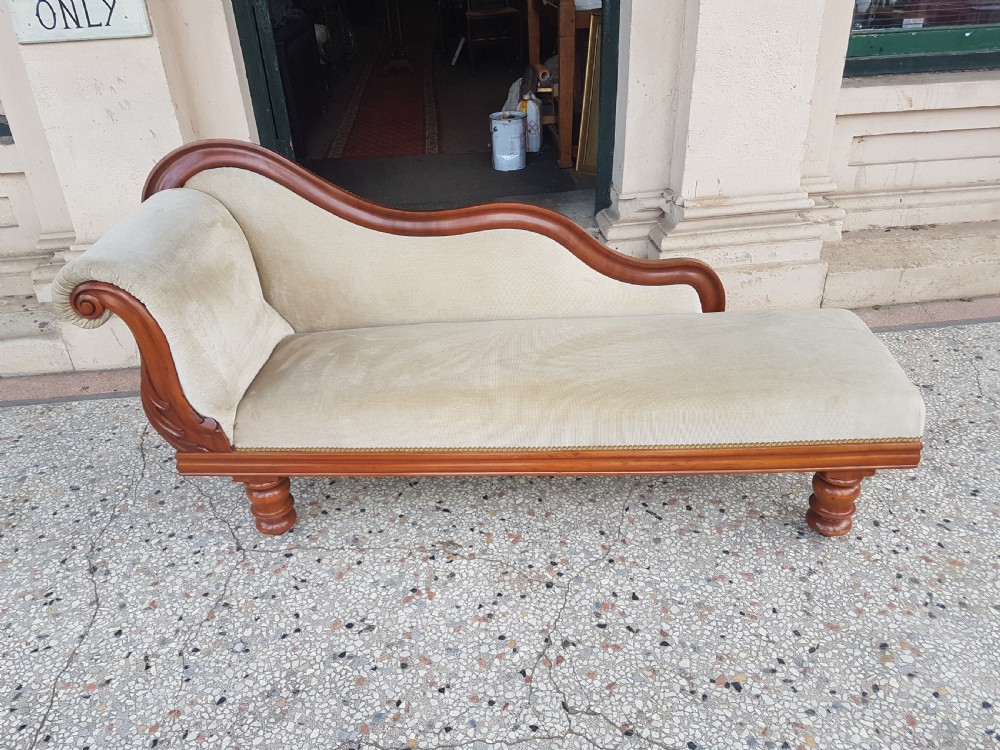 VICTORIAN  CHAISE View VI