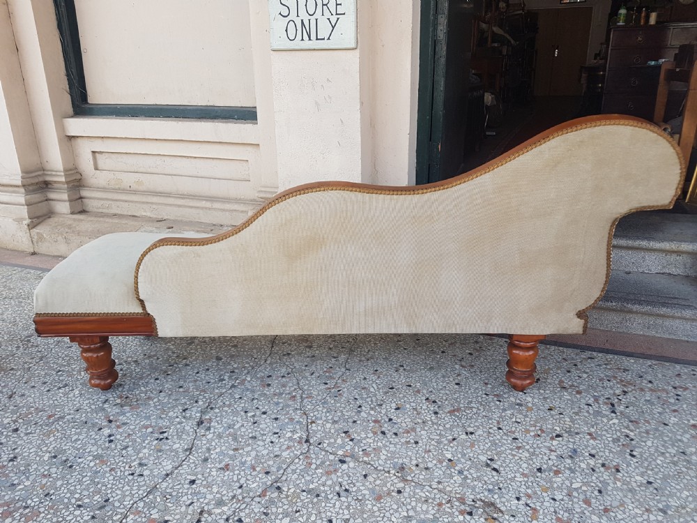 VICTORIAN  CHAISE View III