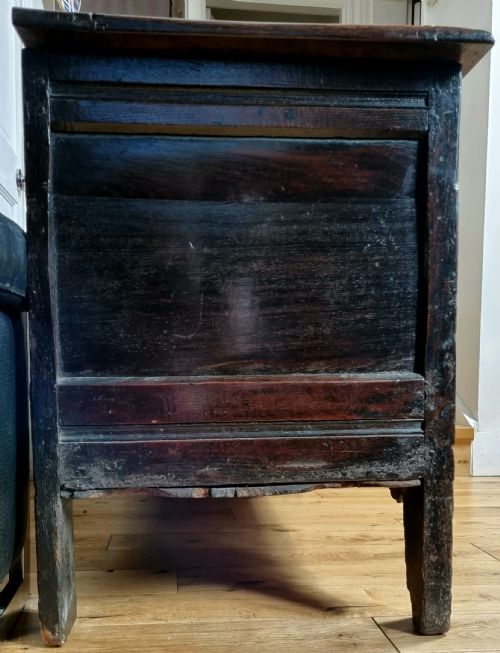 CARVED OAK COFFER LATE 17TH EARLY 18TH CENTURY - ADDITIONAL PHOTO 2