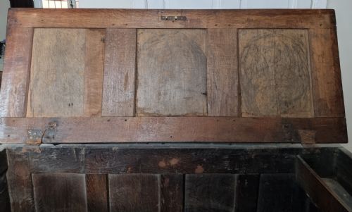 CARVED OAK COFFER LATE 17TH EARLY 18TH CENTURY - ADDITIONAL PHOTO 5