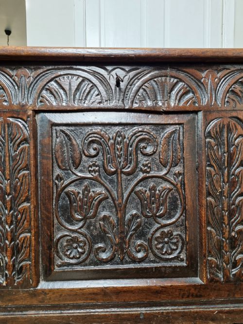 CARVED OAK COFFER LATE 17TH EARLY 18TH CENTURY - ADDITIONAL PHOTO 1