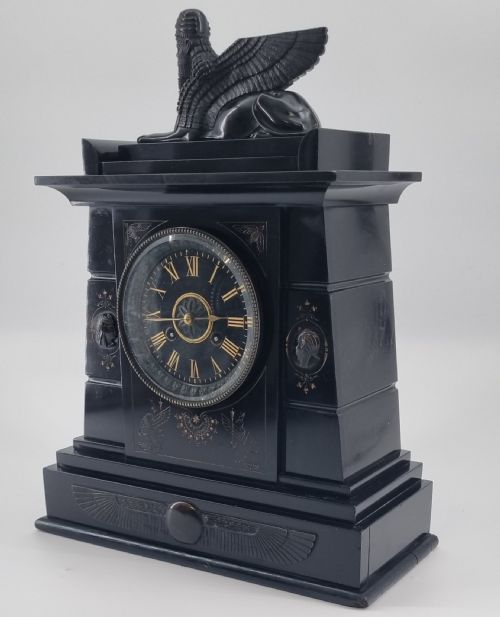 19TH CENTURY EGYPTIAN REVIVAL MANTEL CLOCK WITH PAIR OF GARNITURES CIRCA 1860 - ADDITIONAL PHOTO 2