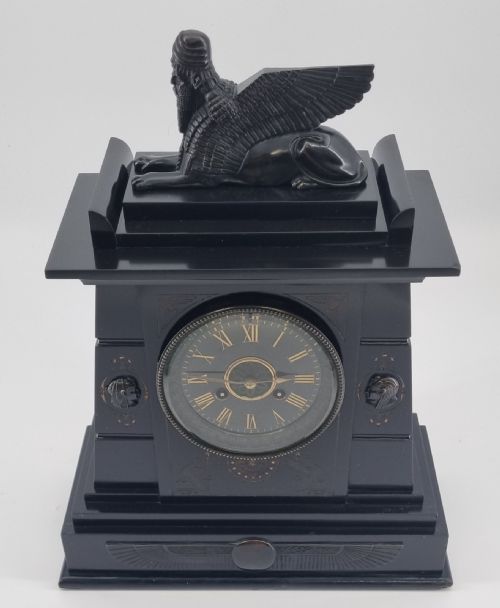 19TH CENTURY EGYPTIAN REVIVAL MANTEL CLOCK WITH PAIR OF GARNITURES CIRCA 1860 - ADDITIONAL PHOTO 3