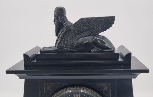 19TH CENTURY EGYPTIAN REVIVAL MANTEL CLOCK WITH PAIR OF GARNITURES CIRCA 1860 - ADDITIONAL PHOTO 4