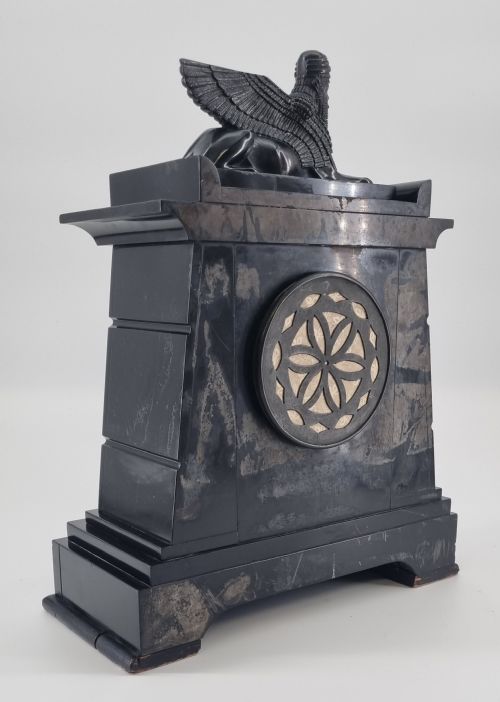 19TH CENTURY EGYPTIAN REVIVAL MANTEL CLOCK WITH PAIR OF GARNITURES CIRCA 1860 - ADDITIONAL PHOTO 6