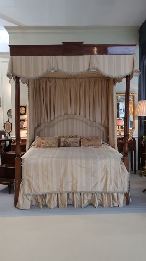 18th century george iii super king size four poster bed in excellent condition - CATEGORY: ANTIQUE BEDS - DATED 18TH CENTURY