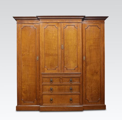 Oak Four Door Breakfront Compact Wardrobe