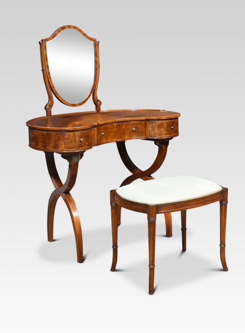 mahogany kidney shaped ladys dressing table - CATEGORY: ANTIQUE DRESSING TABLES - DATED 1910