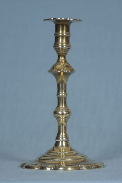 PAIR OF GEORGE II BRASS CANDLESTICKS - ADDITIONAL PHOTO 1