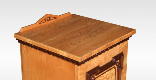 FIGURED ASH BEDSIDE CABINET - ADDITIONAL PHOTO 4