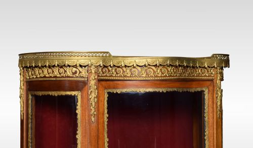SERPENTINE FRONTED DISPLAY CABINET OF SMALL PROPORTIONS - ADDITIONAL PHOTO 3