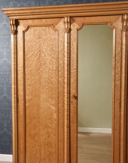 LARGE MAPLE THREE DOOR COMPACTUM WARDROBE - ADDITIONAL PHOTO 8