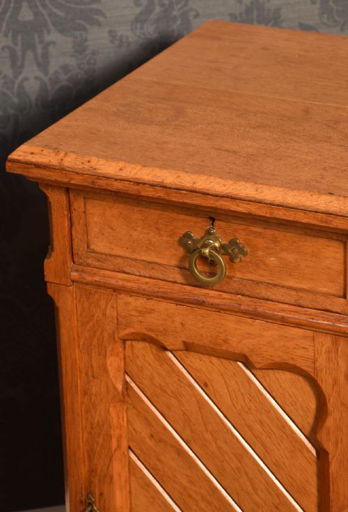 PAIR OF OAK BEDSIDE CABINETS - ADDITIONAL PHOTO 3