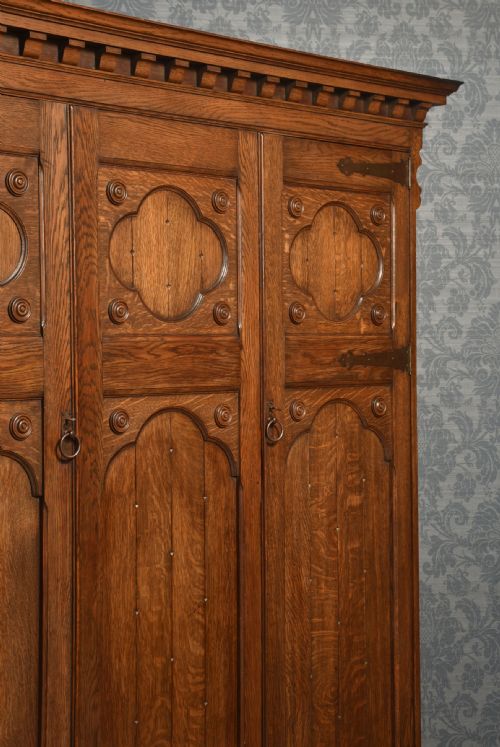JACOBEAN STYLE CARVED OAK THREE DOOR WARDROBE - ADDITIONAL PHOTO 2