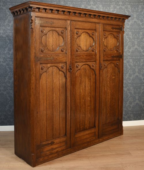 JACOBEAN STYLE CARVED OAK THREE DOOR WARDROBE - ADDITIONAL PHOTO 4