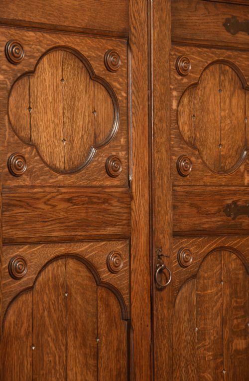 JACOBEAN STYLE CARVED OAK THREE DOOR WARDROBE - ADDITIONAL PHOTO 7