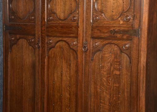 JACOBEAN STYLE CARVED OAK THREE DOOR WARDROBE - ADDITIONAL PHOTO 9