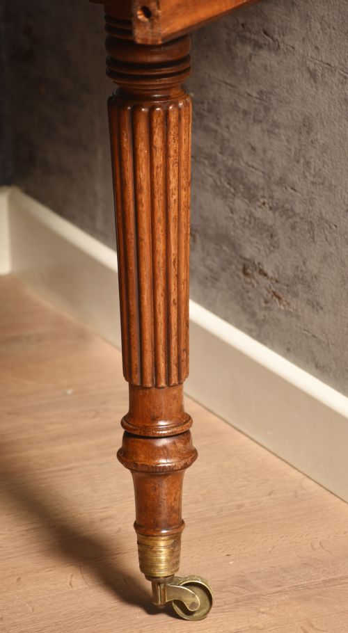 MAHOGANY EXTENDING DINING TABLE - ADDITIONAL PHOTO 3