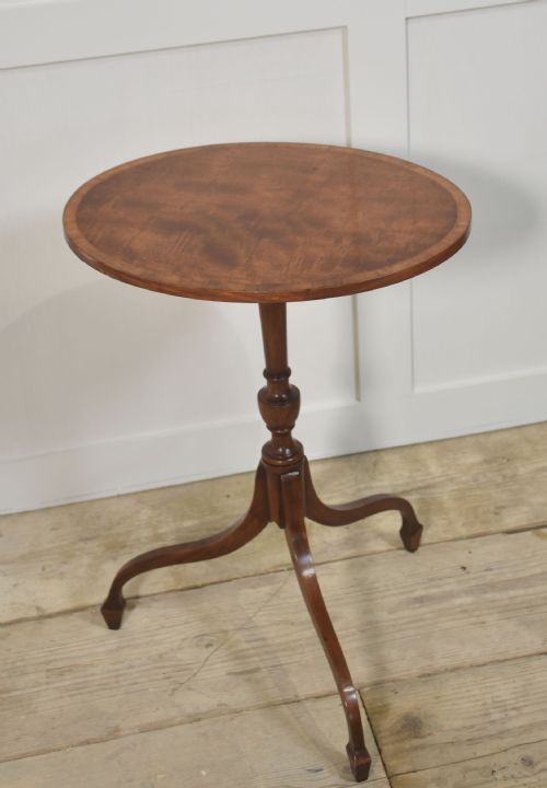 PAIR OF MAHOGANY OCCASIONAL TABLES - ADDITIONAL PHOTO 1