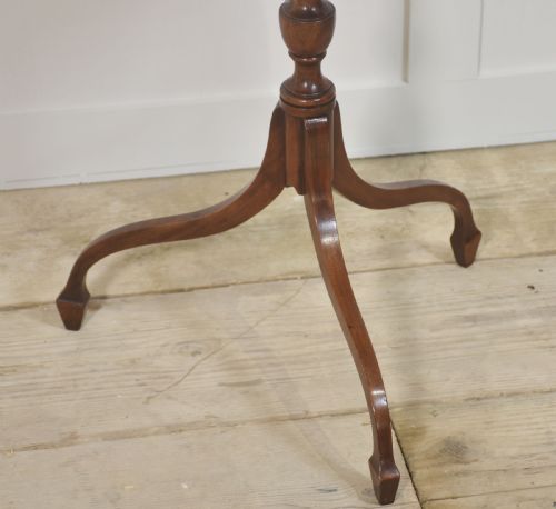 PAIR OF MAHOGANY OCCASIONAL TABLES - ADDITIONAL PHOTO 2