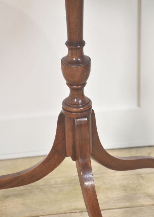 PAIR OF MAHOGANY OCCASIONAL TABLES - ADDITIONAL PHOTO 3