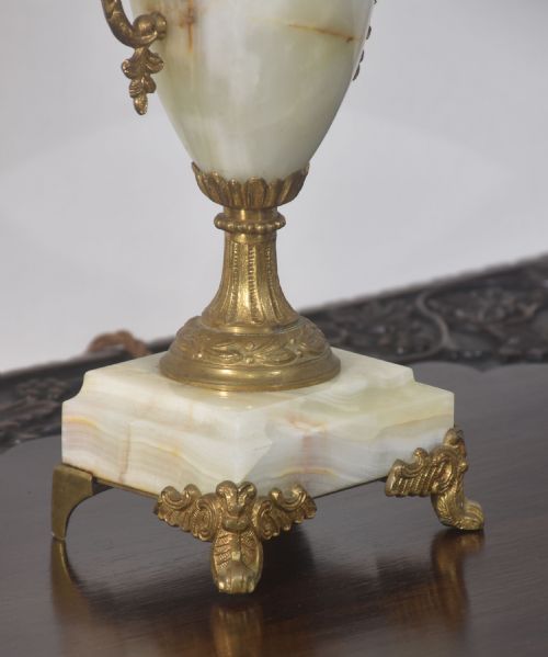 METAL MOUNTED ONYX TABLE LAMP - ADDITIONAL PHOTO 1
