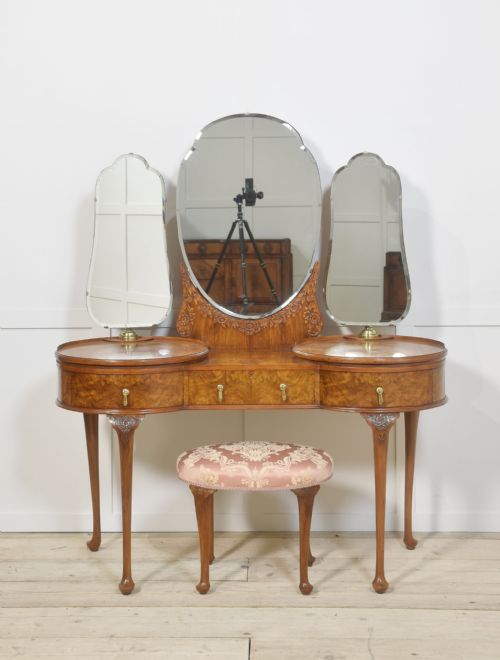 figured walnut dressing table - CATEGORY: ANTIQUE DRESSING TABLES - DATED 1910