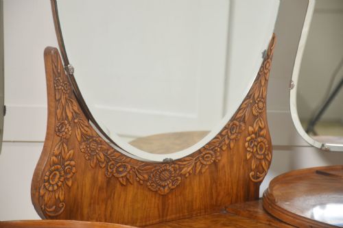 FIGURED WALNUT DRESSING TABLE - ADDITIONAL PHOTO 6
