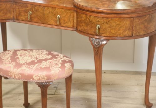 FIGURED WALNUT DRESSING TABLE - ADDITIONAL PHOTO 9