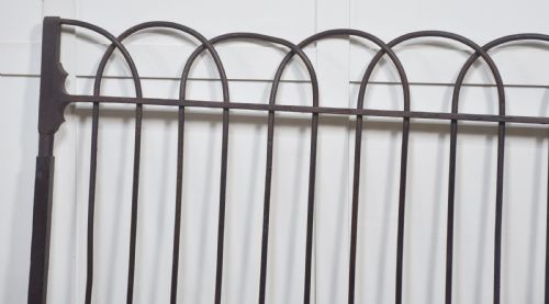 PAIR OF 19TH CENTURY CAST AND WROUGHT IRON GATES - ADDITIONAL PHOTO 1