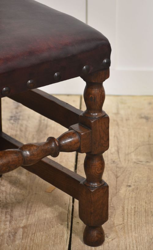 EIGHT LEATHER UPHOLSTERED OAK DINING CHAIRS - ADDITIONAL PHOTO 4