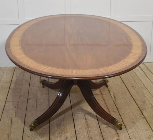 FINE REGENCY STYLE OVAL MAHOGANY DINING TABLE - ADDITIONAL PHOTO 2
