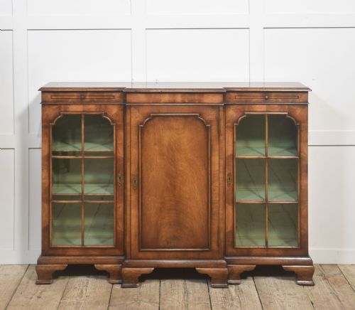 ELEGANT EARLY 20THCENTURY WALNUT BREAKFRONT BOOKCASE - ADDITIONAL PHOTO 3