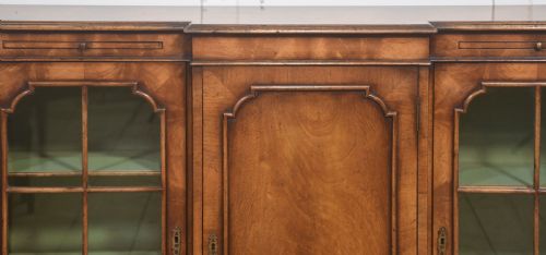 ELEGANT EARLY 20THCENTURY WALNUT BREAKFRONT BOOKCASE - ADDITIONAL PHOTO 4