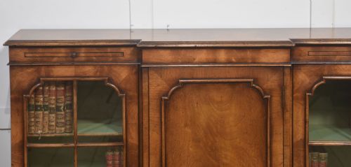 ELEGANT EARLY 20THCENTURY WALNUT BREAKFRONT BOOKCASE - ADDITIONAL PHOTO 12