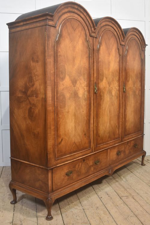 QUEEN ANNESTYLE WALNUT TRIPLE WARDROBE - ADDITIONAL PHOTO 2