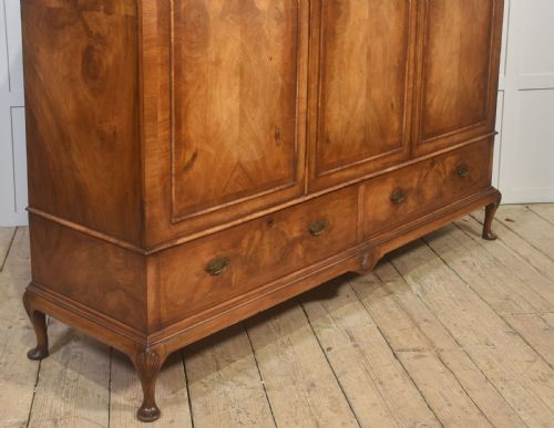 QUEEN ANNESTYLE WALNUT TRIPLE WARDROBE - ADDITIONAL PHOTO 7