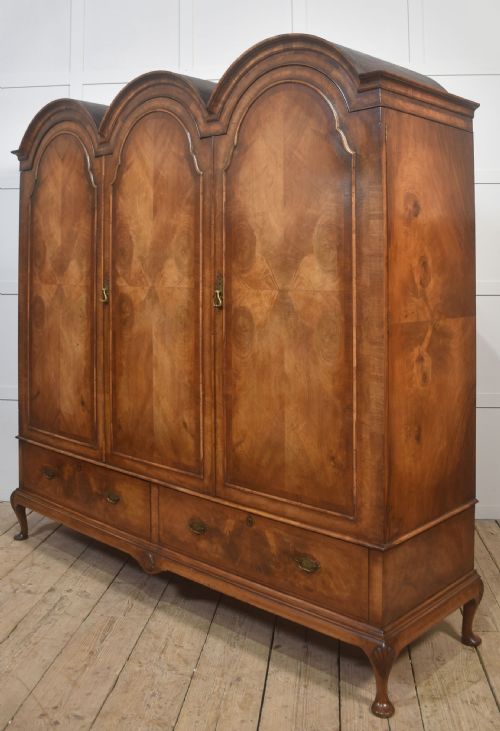 QUEEN ANNESTYLE WALNUT TRIPLE WARDROBE - ADDITIONAL PHOTO 9