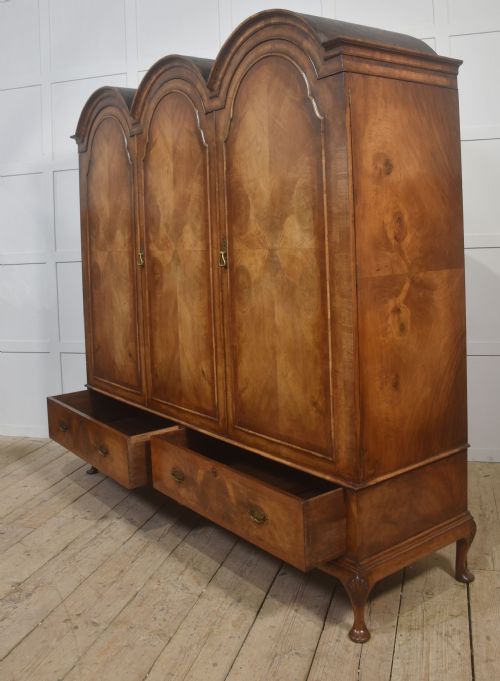 QUEEN ANNESTYLE WALNUT TRIPLE WARDROBE - ADDITIONAL PHOTO 11