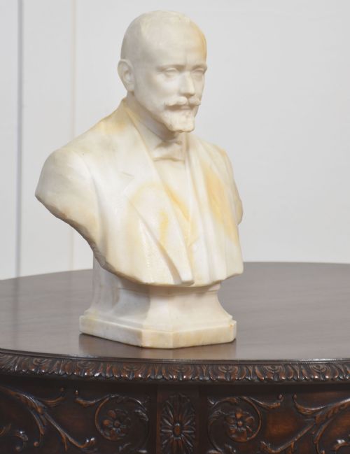 MARBLE PORTRAIT BUST OF A GENTLEMAN - ADDITIONAL PHOTO 1