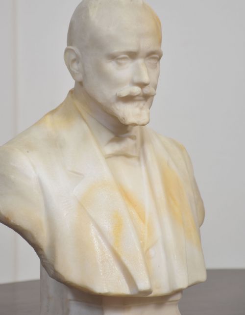 MARBLE PORTRAIT BUST OF A GENTLEMAN - ADDITIONAL PHOTO 2