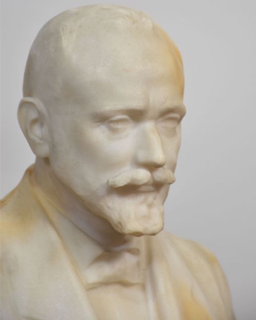 MARBLE PORTRAIT BUST OF A GENTLEMAN - ADDITIONAL PHOTO 3