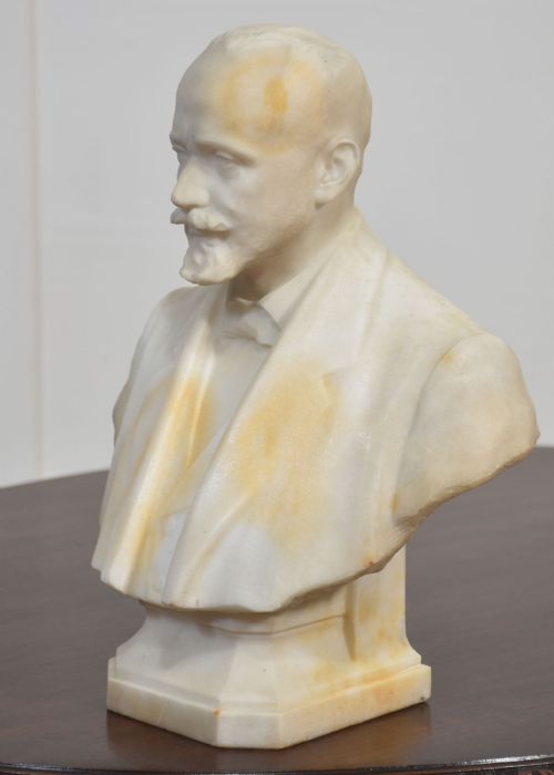 MARBLE PORTRAIT BUST OF A GENTLEMAN - ADDITIONAL PHOTO 4