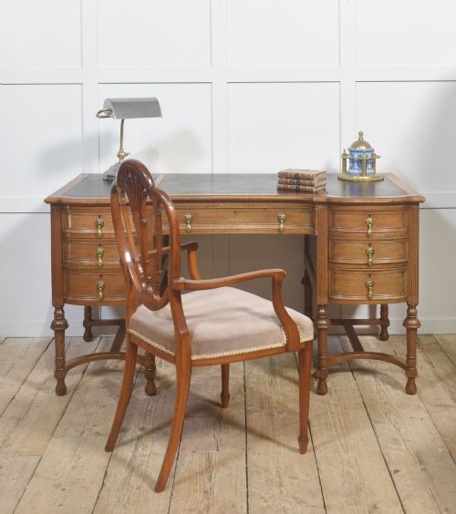 OAK PEDESTAL WRITING DESK - ADDITIONAL PHOTO 1