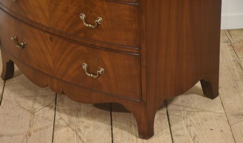 GEORGE III STYLE MAHOGANY SERPENTINE CHEST OF DRAWERS - ADDITIONAL PHOTO 4