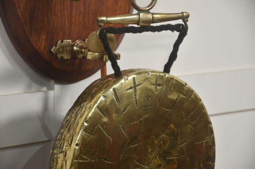 WALLHANGING OAK DINNER GONG WITH BRASS HORSE HEAD MOUNT - ADDITIONAL PHOTO 4
