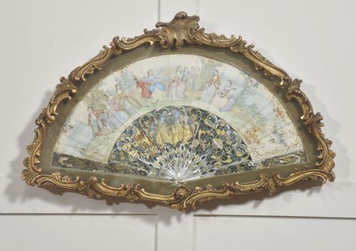 decorative european fan in carved and gilt frame - CATEGORY: ANTIQUE MISCELLANEOUS - DATED 19TH CENTURY